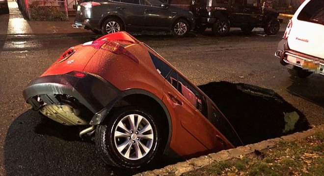 New York’un ortasında çukur oluştu, araç içine düştü