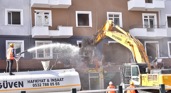 Niğde'de ağır hasarlı binalarda kontrollü yıkım