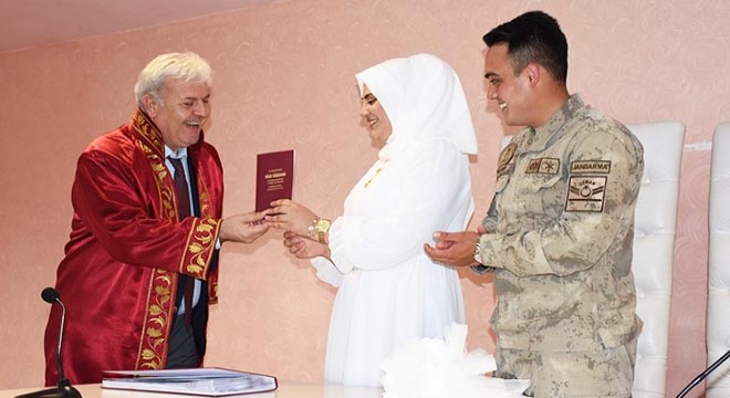 Nikah törenine askeri kamuflaj ile katıldı