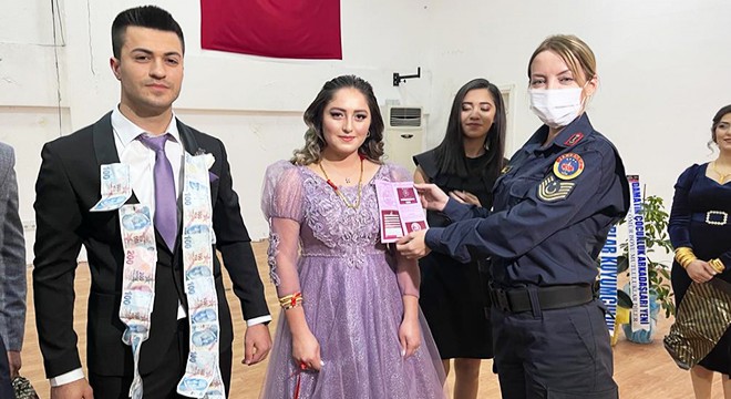 Nişanlanan çifte takıda KADES broşürü
