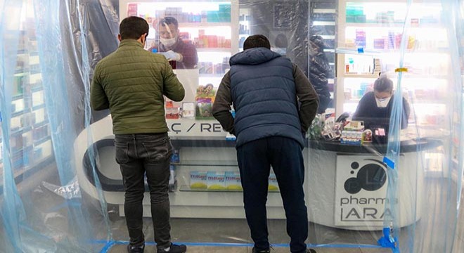 Nöbetçi eczanede 'şeffaf branda' ile koronavirüs önlemi
