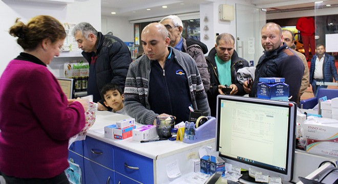 Nöbetçi eczanelerde 'gece' kuyruğu