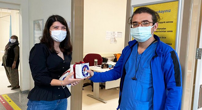Nöbetçi sağlık personeline kutlama