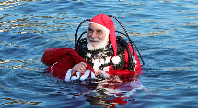 Noel Baba, denizden plastik balık çıkardı
