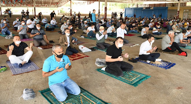 Normalleşme süreci sonrası Aksu'da ilk cuma namazı