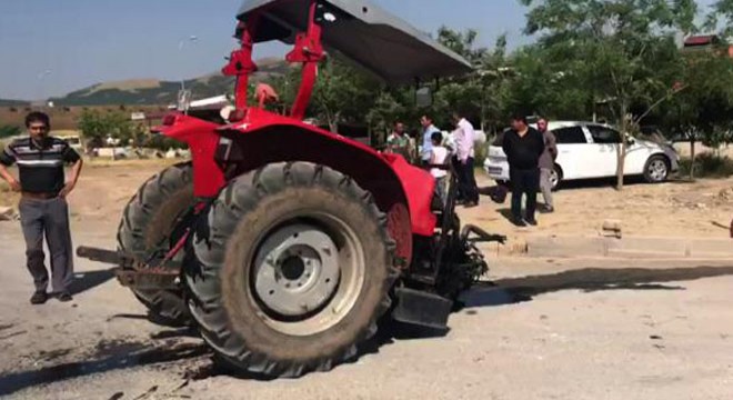 TIR ile çarpışan traktör ikiye ayrıldı