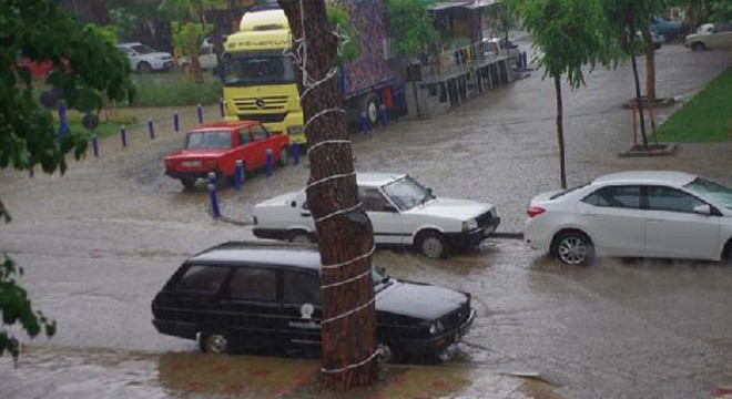 Ödemiş'te yollar göle döndü