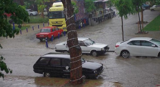 Ödemiş te yollar göle döndü