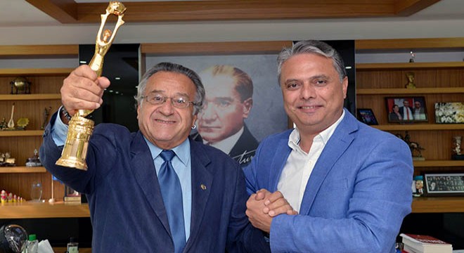 Ödül sevincini Başkan Uysal'la paylaştı