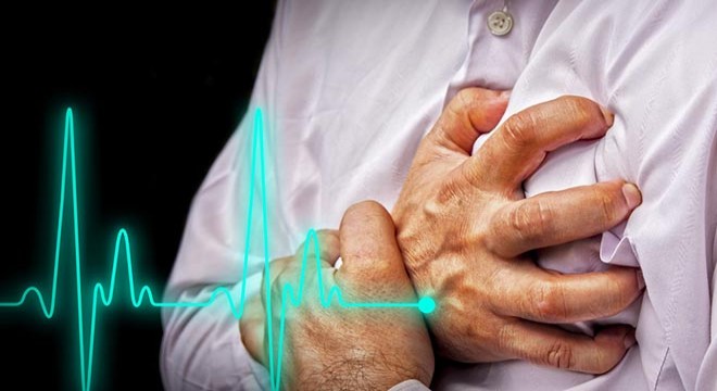 Odun kesen işçinin kalp krizi geçirdiği anlar kamerada