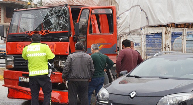 Odun yüklü kamyon TIR'a çarptı