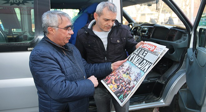Ofisi zarar gören yerel gazete, minibüste çıkarılıyor