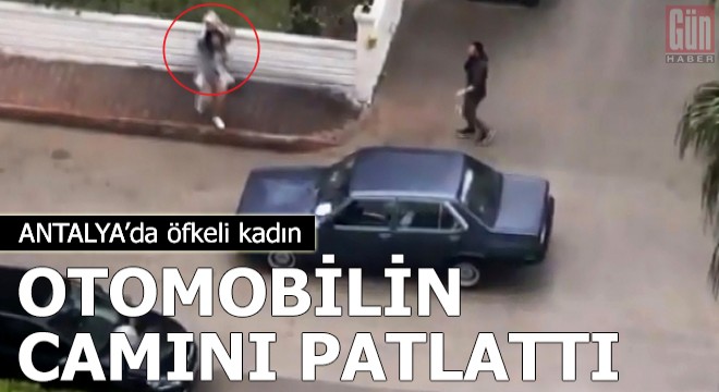 Öfkeli kadın, otomobilin camını taşla patlattı