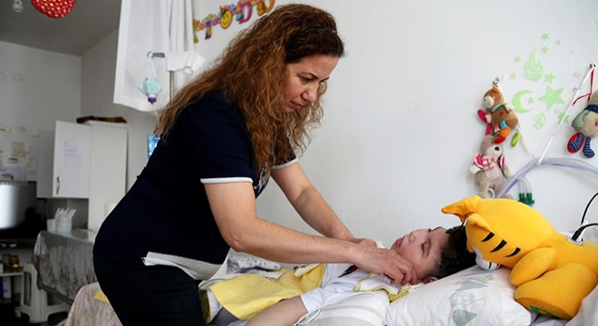 Oğlu için evini yoğun bakım odasına çevirdi