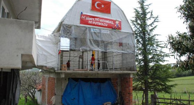 Oğlu için garajın üstüne halı saha yaptı