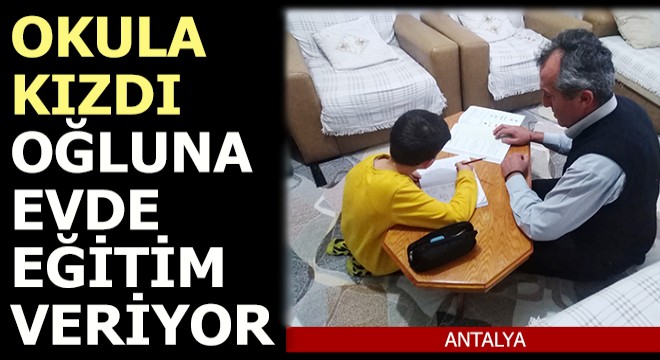 Oğluna evde eğitim veriyor