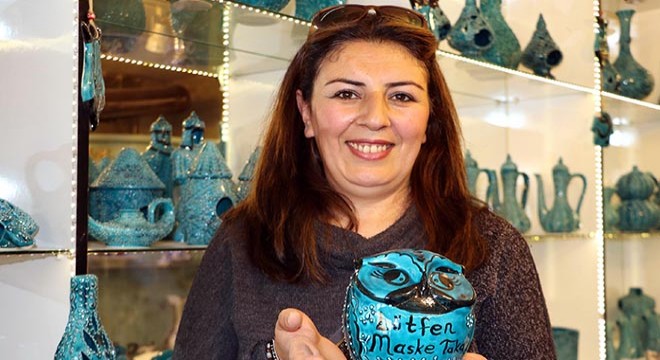 Oğlunun sosyalleşmesi için çini sanatını öğrenip, atölye açtı