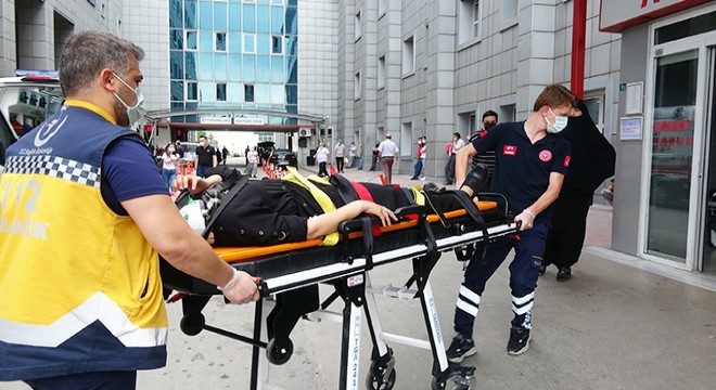 Oğlunun topunu almak isterken dere yatağına düşen kadın kurtarıldı