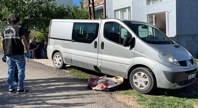 Oğlunun geri manevra yaptığı minibüsün altında kalıp öldü