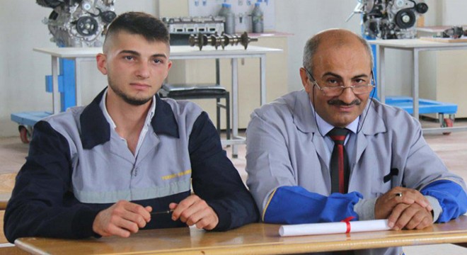 Oğluyla aynı dönem liseden mezun oldu