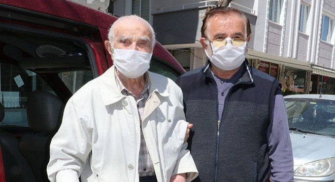 Oğluyla koronavirüsü yendi, komşuları alkışla karşıladı