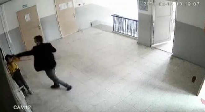 Öğrenci dövdüğü için öğretmenlikten alınmıştı; memur olacak