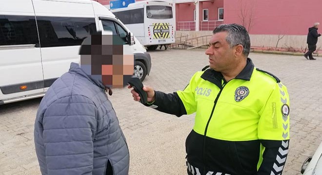 Öğrenci servis şoförü alkollü çıktı, öğrencileri okula polis bıraktı