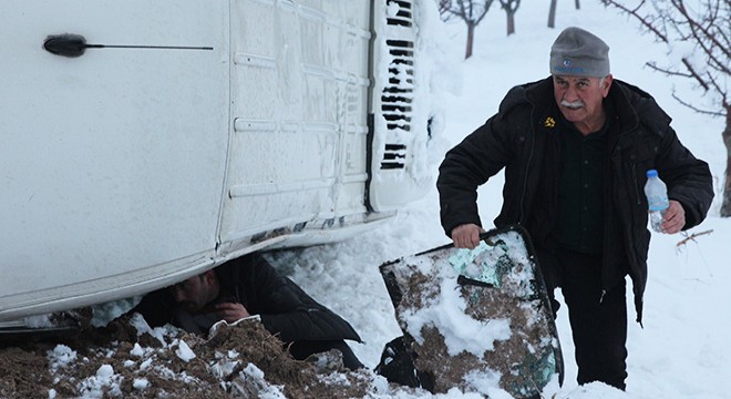 Öğrenci servisi buzlu yolda devrildi: 2 öğrenci yaralı