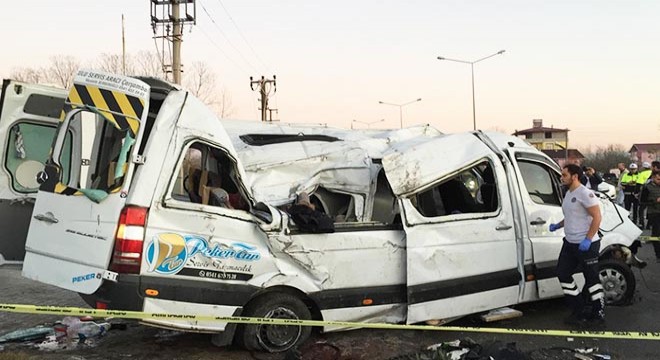 Öğrenci servis minibüsü devrildi: 12 yaralı