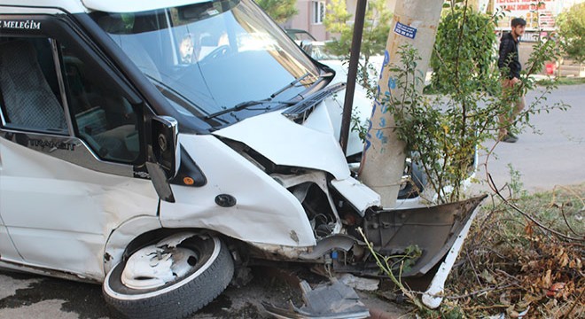 Öğrenci servisi ile hafif ticari araç çarpıştı: 10 yaralı