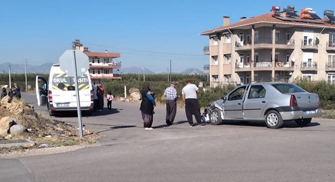 Öğrenci servisi ile otomobil çarpıştı: 2 yaralı