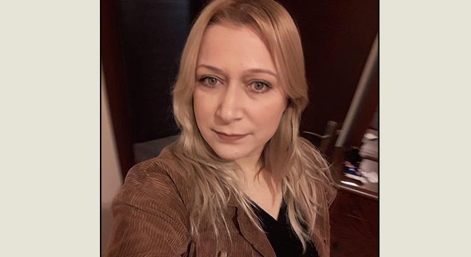 Öğrenci servisinden düşen hostes, yaşama tutunamadı