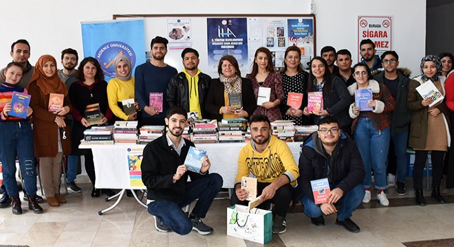 Öğrenci ve öğretim üyelerinden kitap bağışı