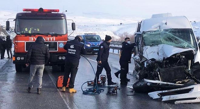 Öğrenci ve öğretmenlerin minibüsü kamyona çarptı: 16 yaralı