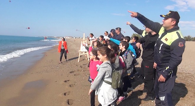 Öğrenciler Atatürk için denize çiçek bıraktı