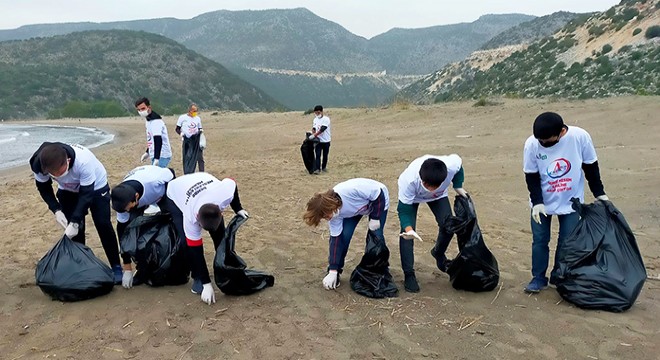 Öğrenciler Çayağzı Plajı'nda çöp topladı