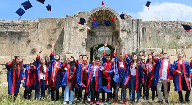 Öğrenciler İncirhan'da kep fırlattı
