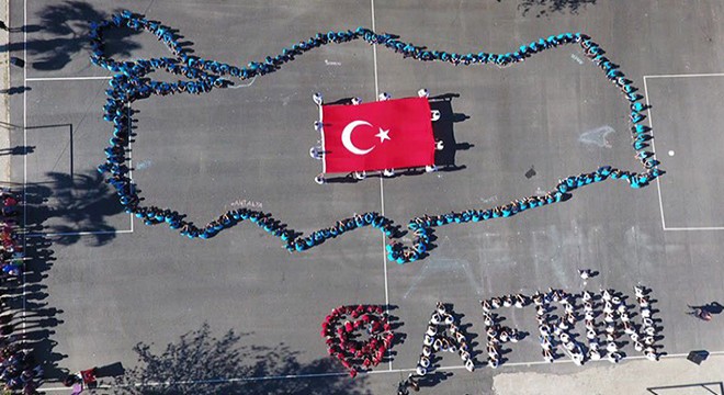 Öğrenciler, Türkiye haritası oluşturup,'Afrin' yazdı