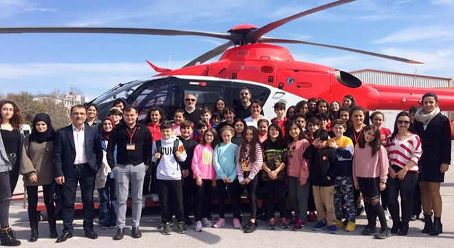 Öğrenciler, ambulans helikopteri inceledi