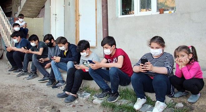 Öğrenciler ders zamanı köy muhtarının evini ablukaya alıyor
