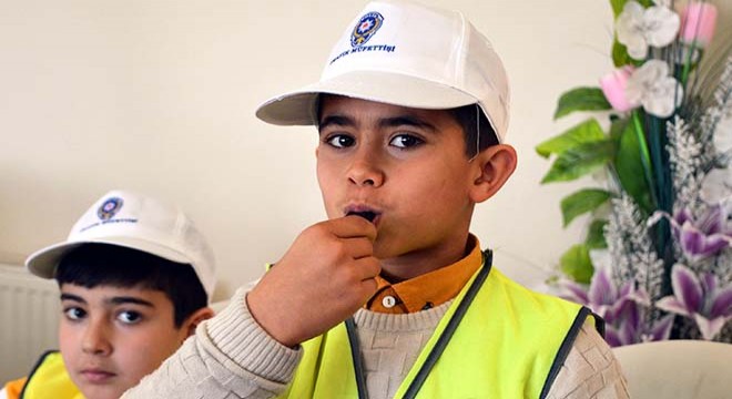 Öğrenciler, kazalara dikkat çekmek için trafik müfettişi oldu