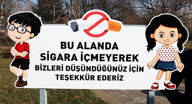 Öğrenciler parklarda sigara kullanımı önlemek için tabela astı