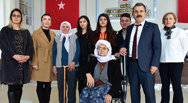 Öğrenciler, yaşlı ve engelli hastalara refakat ediyor