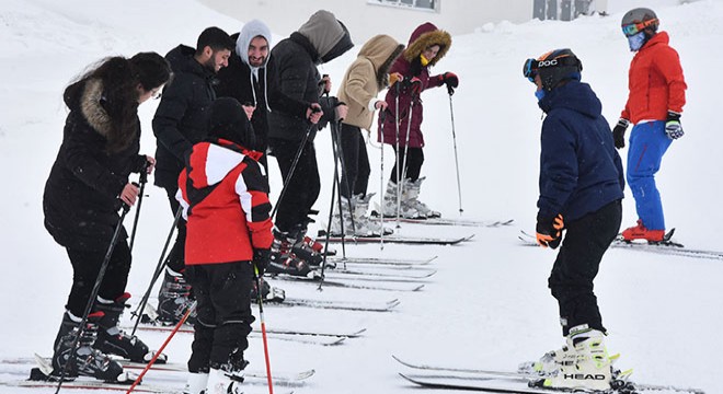 Öğrenciler 1 liraya kayak öğreniyor