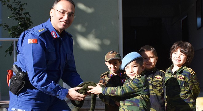 Öğrenciler Mehmetçik için atkı ve bere ördü