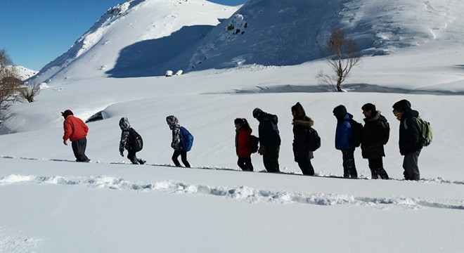 Öğrenciler, okula gitmek için çıktıkları zorlu yolculuklarını görüntüledi