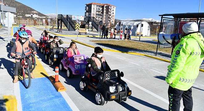 Öğrenciler trafik kuralını öğreniyor