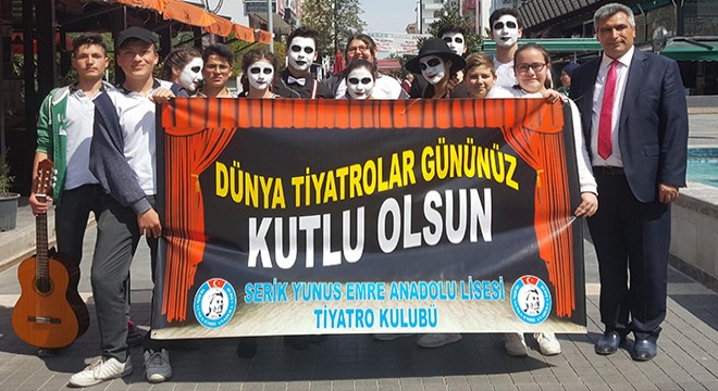 Öğrencilerden Tiyatrolar Günü etkinliği