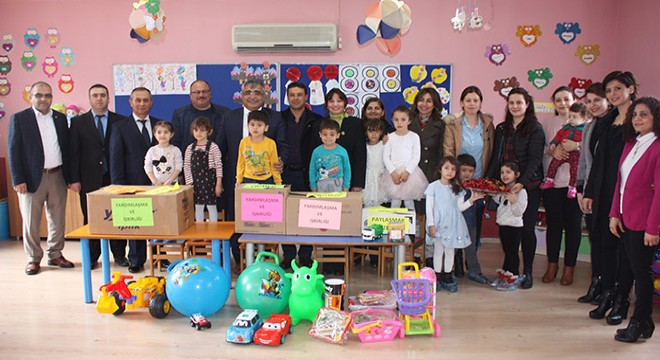 Öğrencilerden arkadaşlarına hediye