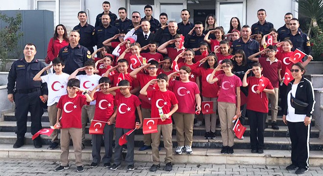 Öğrencilerden asker selamı